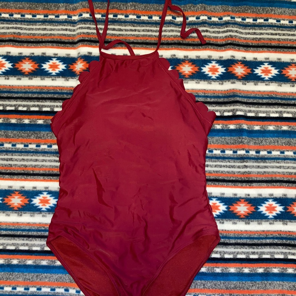 Shekini scalloped maroon halter top
Never worn